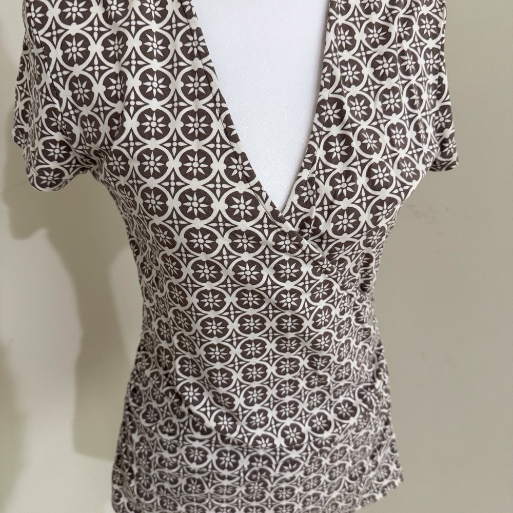 BODEN sz 10 Beige and white patterned Surplice wrap top Flutter Sleeve‎